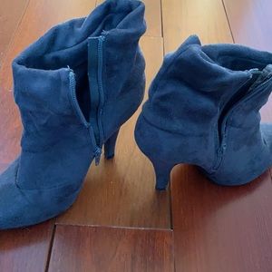 Heeled pointed boots